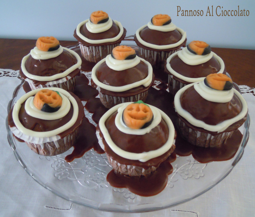 Cupcake al cioccolato con frosting al cioccolato bianco ricetta halloween