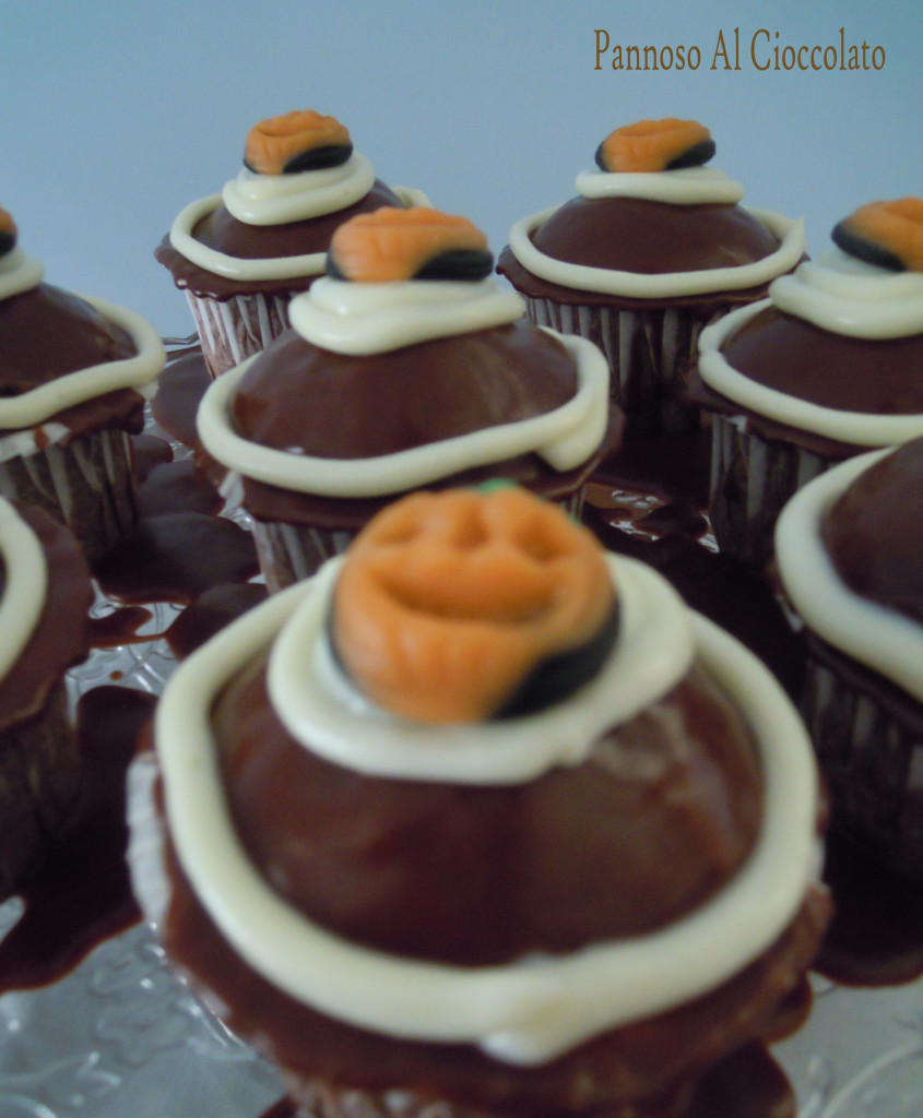 Cupcake al cioccolato con frosting al cioccolato bianco ricetta halloween.